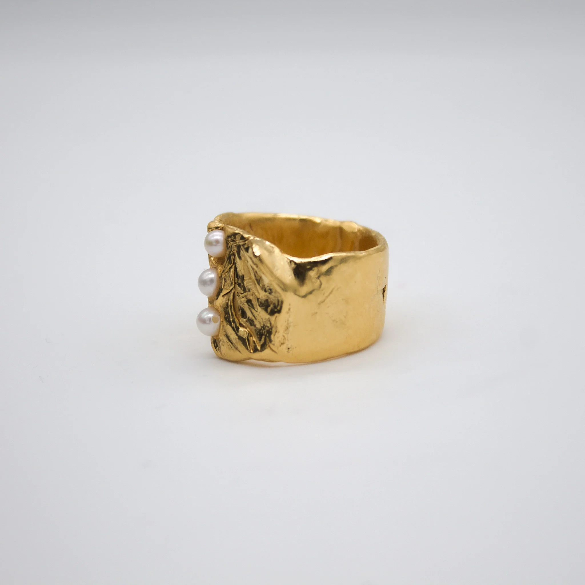 ANGVIKA // Ring mit 3 kleinen Süßwasserperlen - Image 5