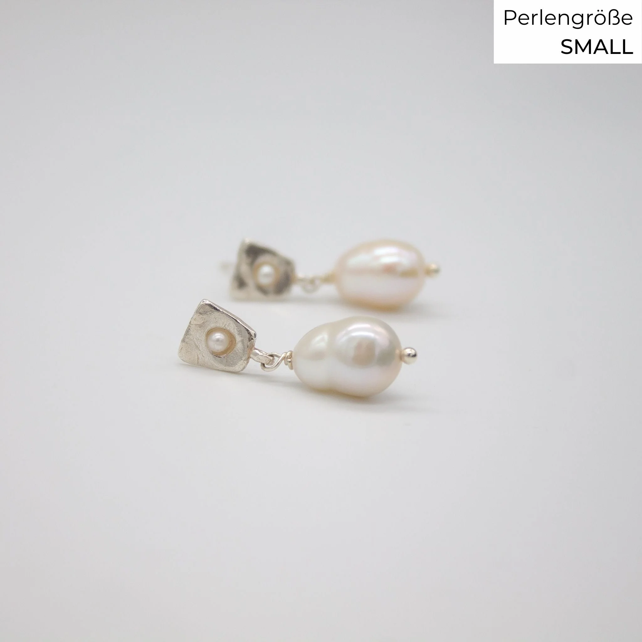 Brautschmuck FALKEVIKA // Ohrstecker aus Silber mit Barockperlen