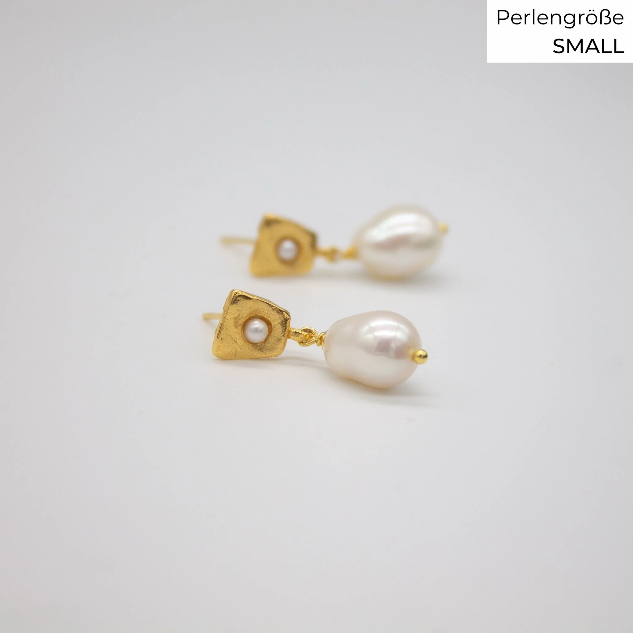 Brautschmuck FALKEVIKA // Vergoldete Ohrstecker mit Barockperlen