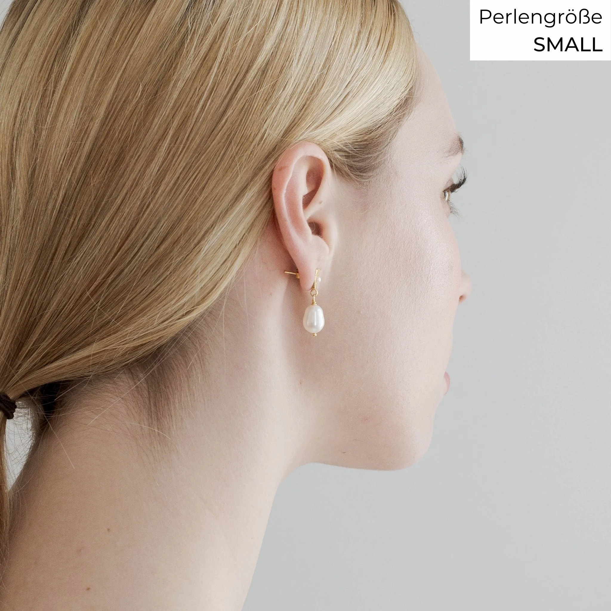 Brautschmuck FALKEVIKA // Vergoldete Ohrstecker mit Barockperlen - Image 3