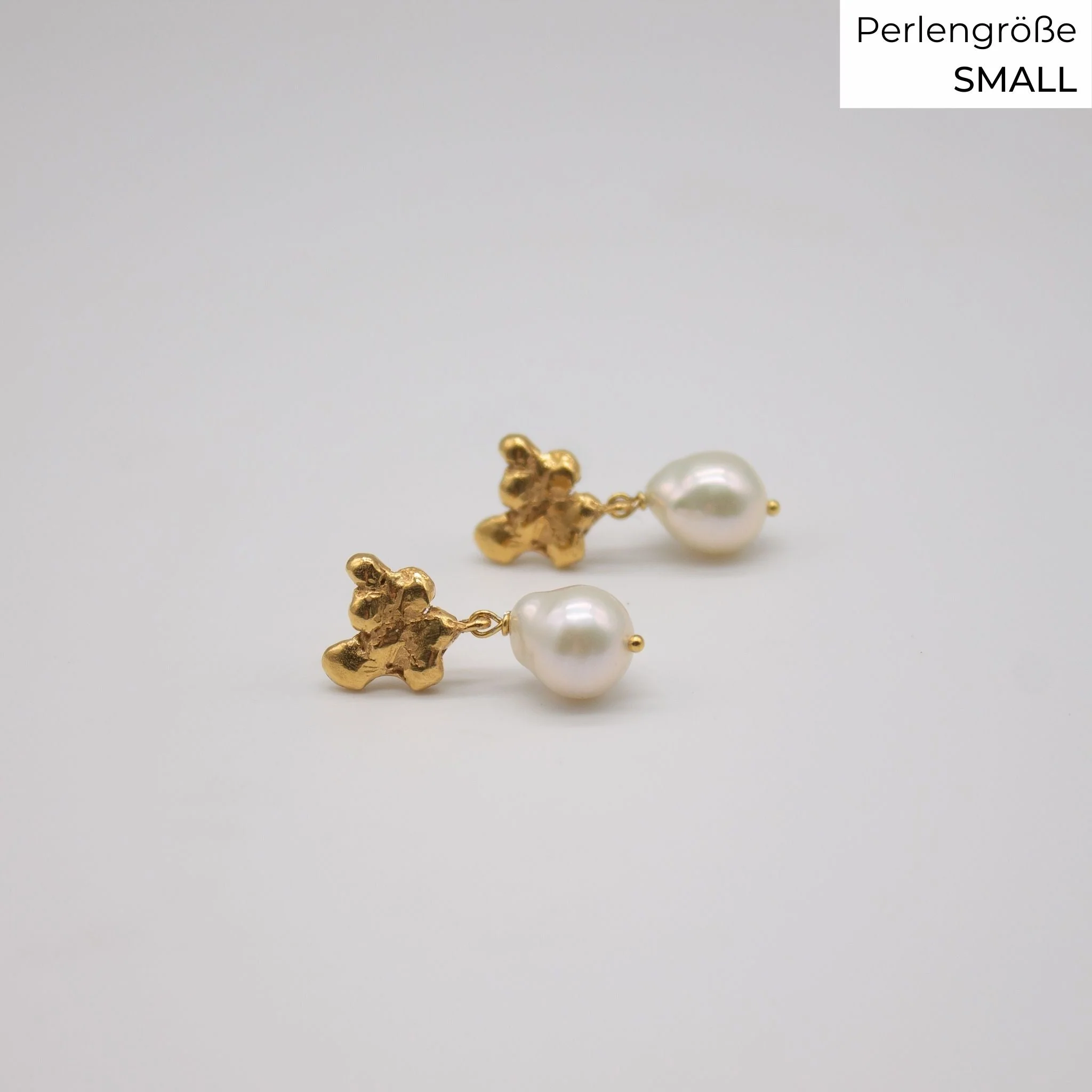 Brautschmuck FJELLSTRAND // Vergoldete Ohrstecker mit kleinen Barockperlen