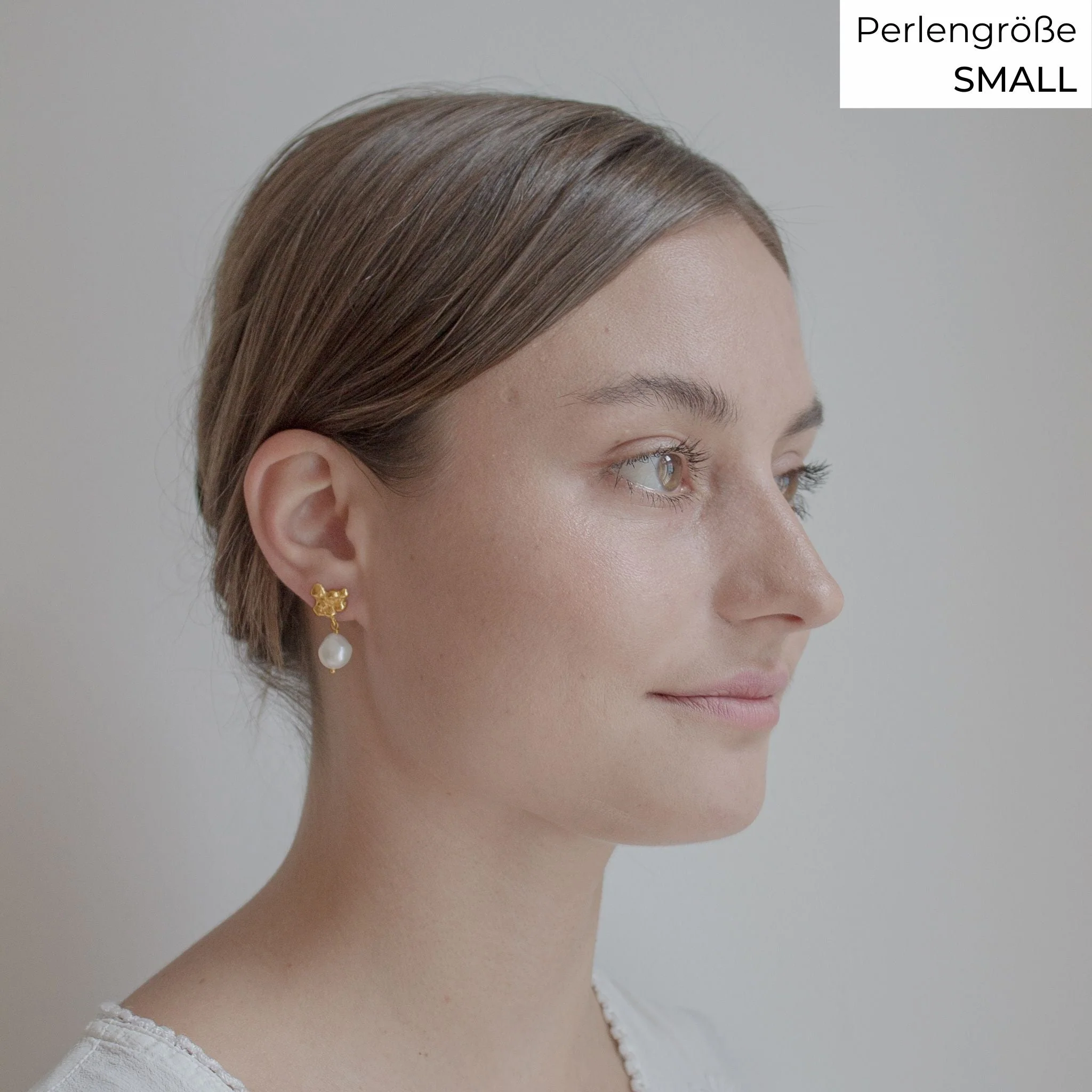 Brautschmuck FJELLSTRAND // Vergoldete Ohrstecker mit kleinen Barockperlen - Image 4