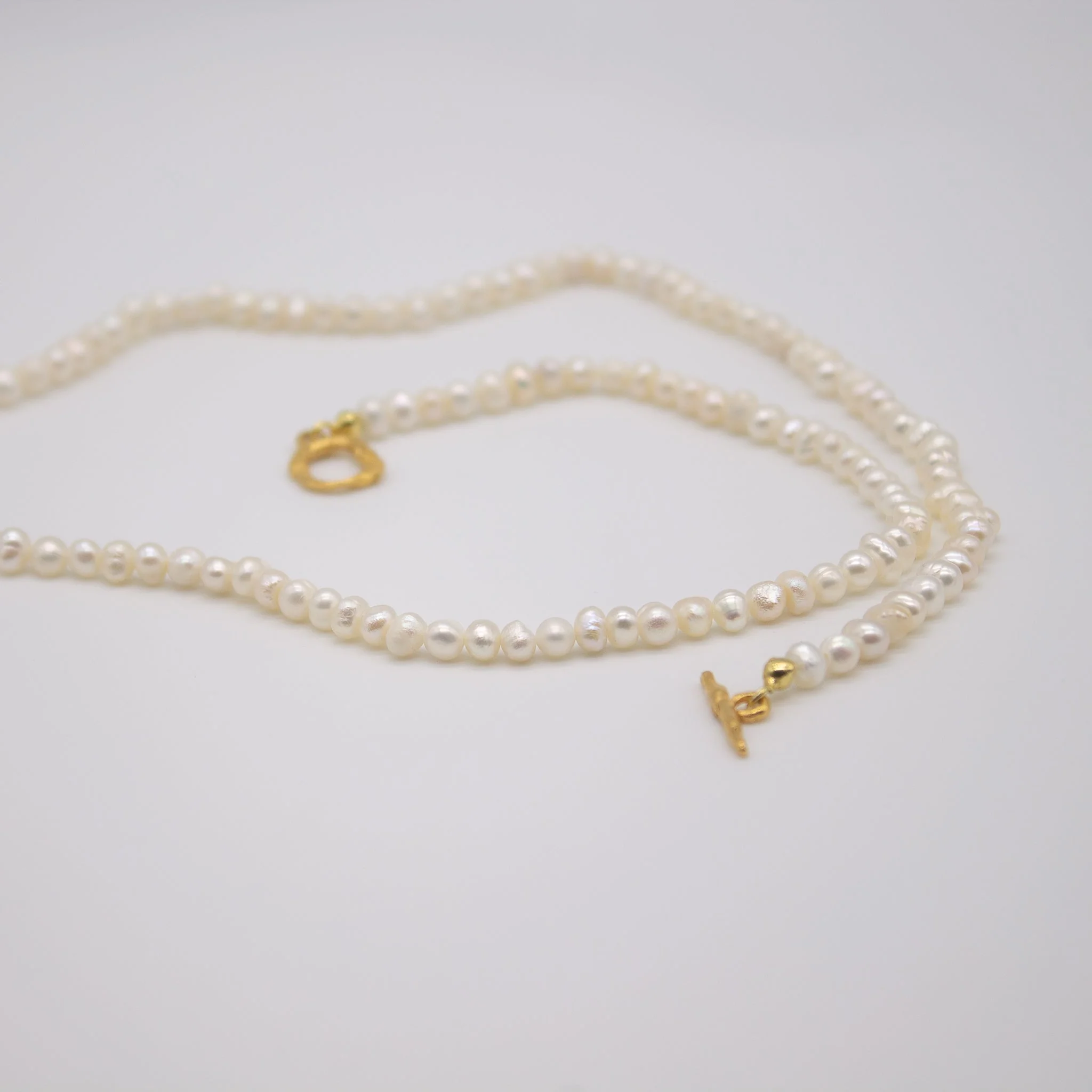 Brautschmuck HELGJA // Perlenhalskette mit vergoldetem Verschluss - Image 3