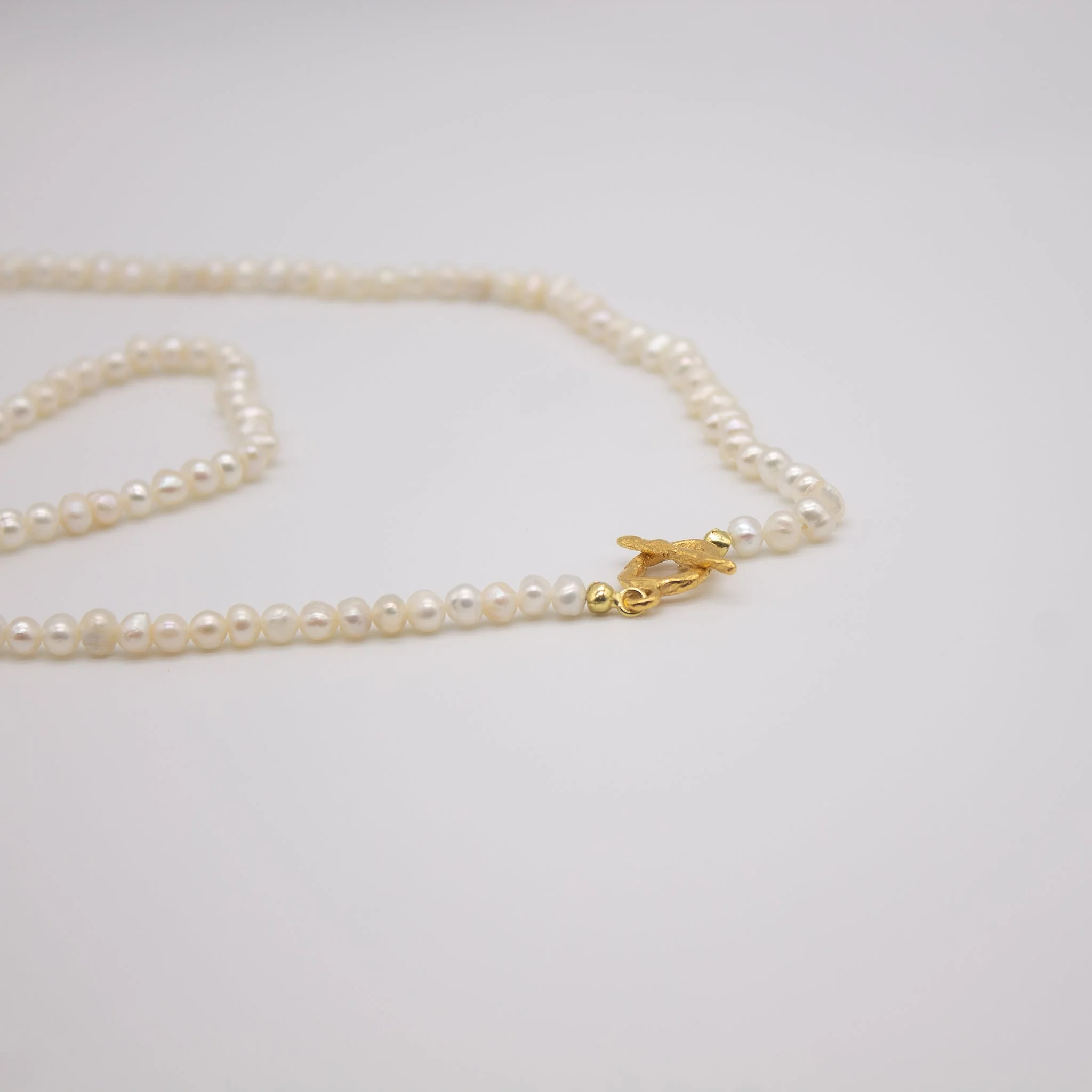 Brautschmuck HELGJA // Perlenhalskette mit vergoldetem Verschluss - Image 5