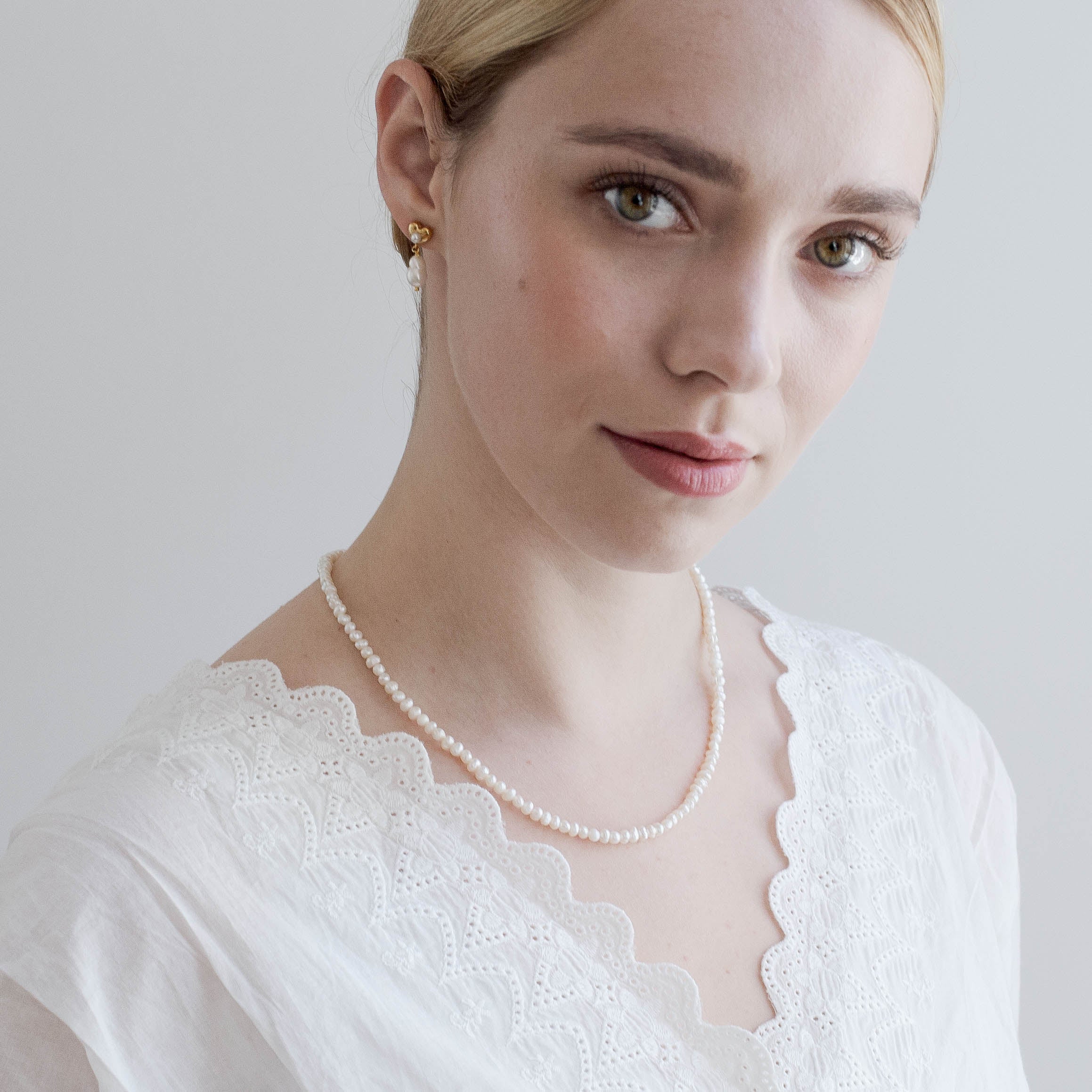 Brautschmuck HELGJA // Perlenhalskette mit Verschluss aus Sterlingsilber - Image 4