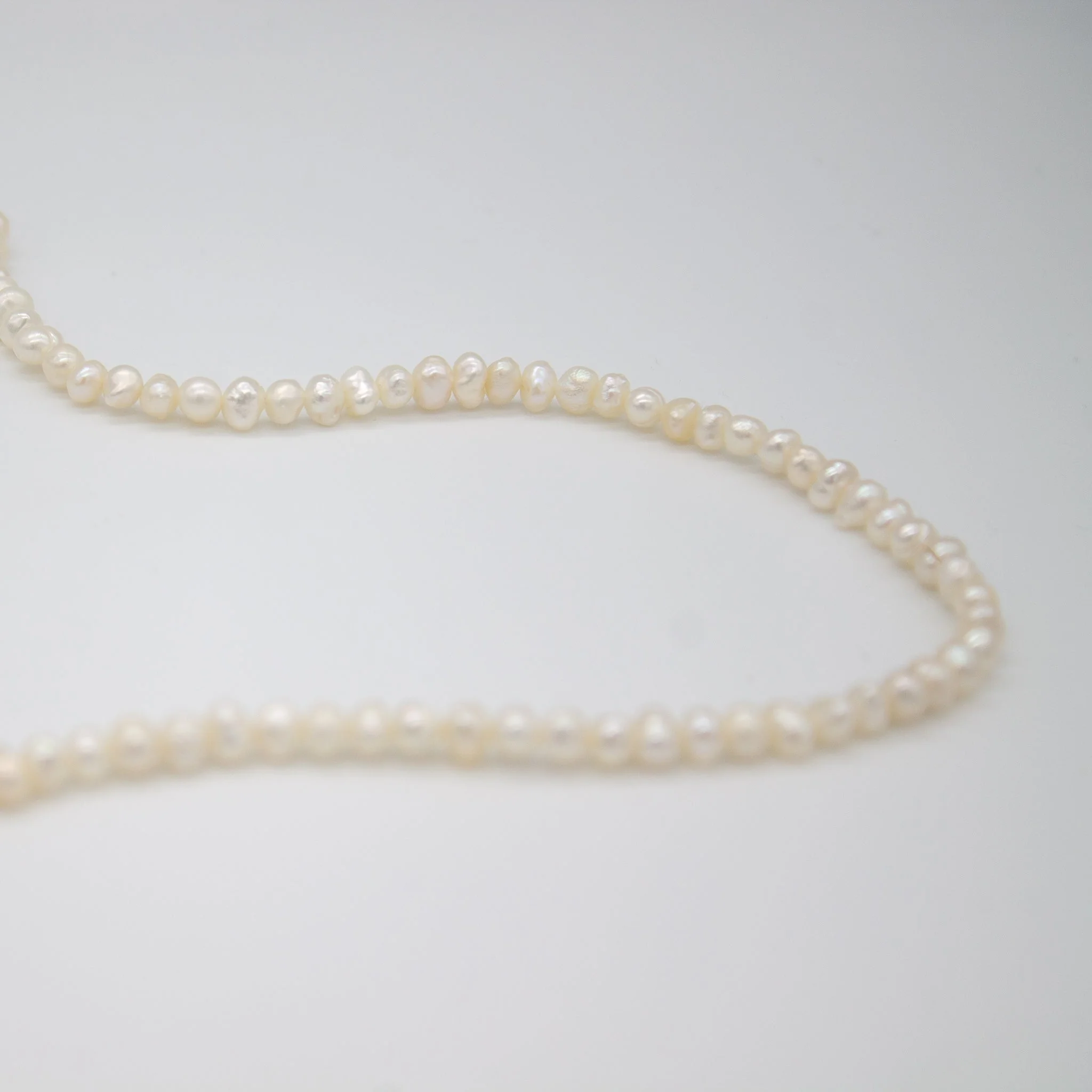 Brautschmuck HELGJA // Perlenhalskette mit Verschluss aus Sterlingsilber - Image 5