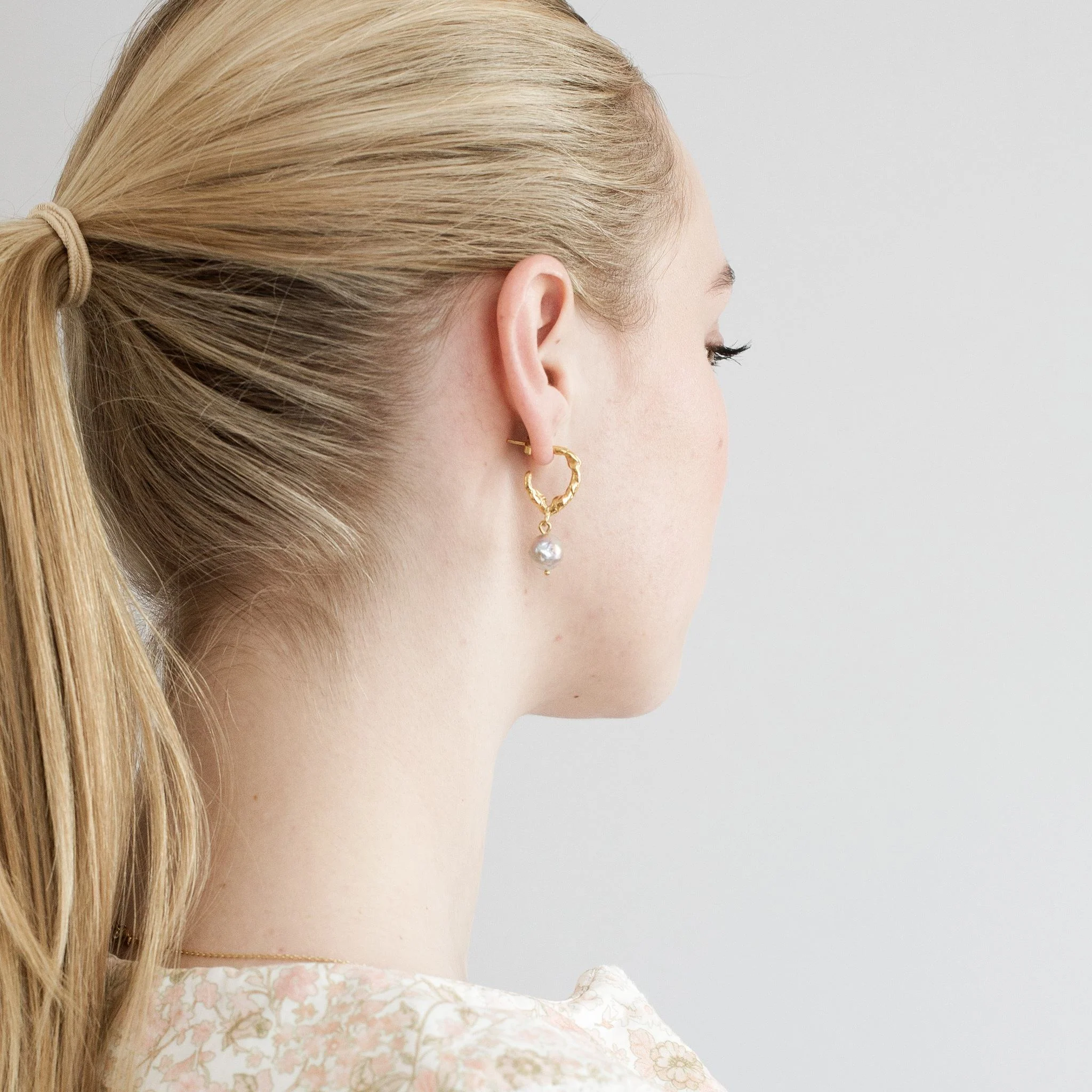 Brautschmuck MILBAKKEN 585er GOLD (14k) // Creolen mit Akoyaperle - Image 3