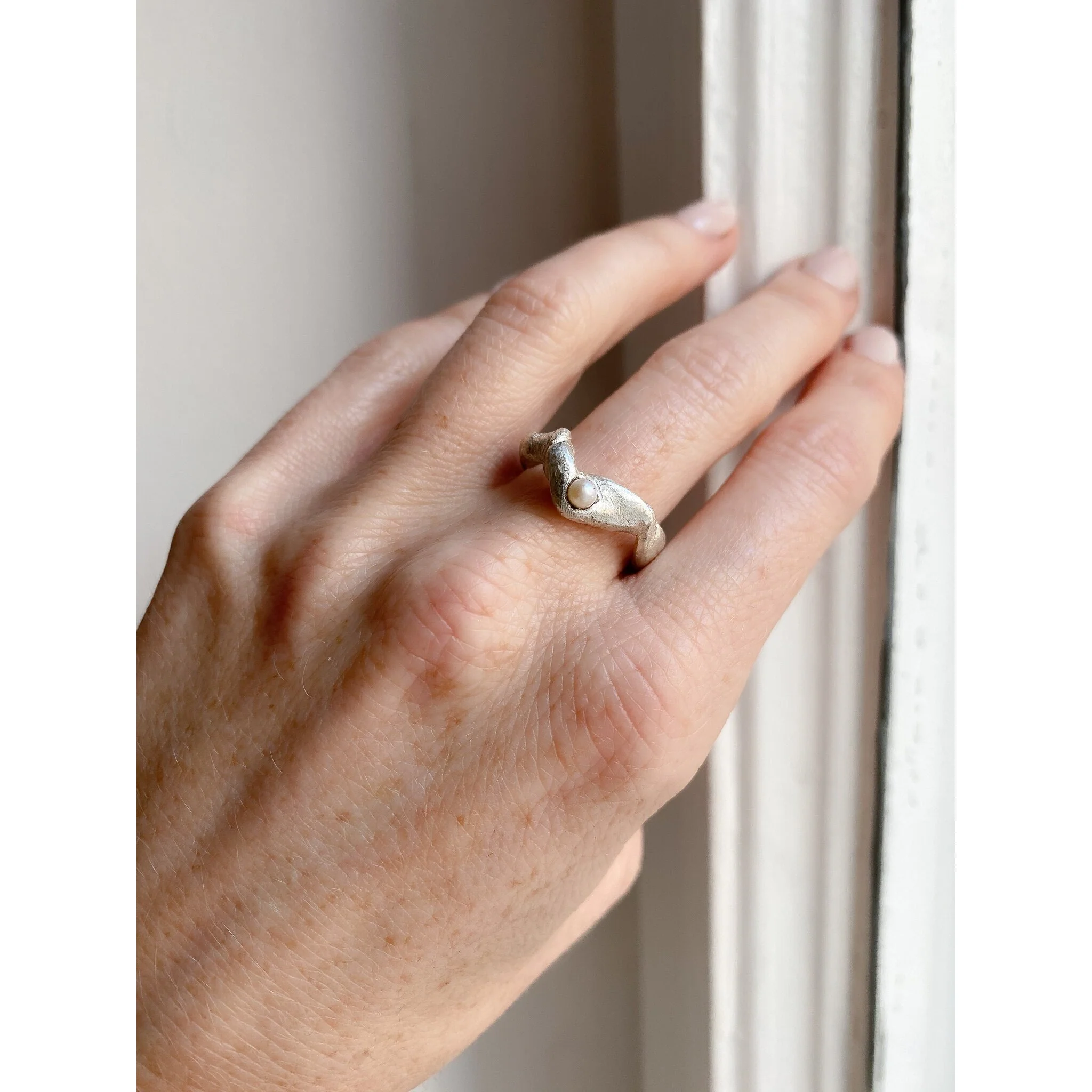 GJERDE // Ring mit kleiner Süßwasserperle - Image 5