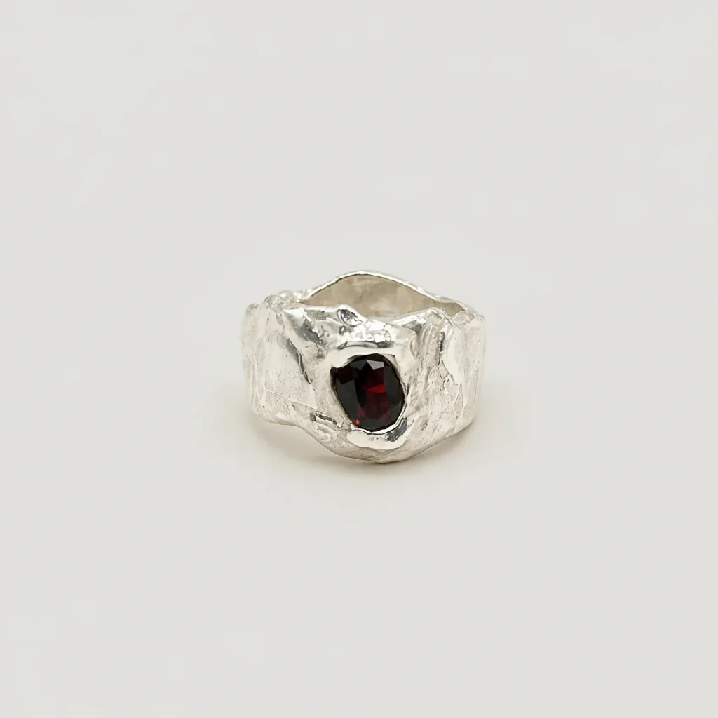GJØVIK // Ring mit rotem Granatedelstein