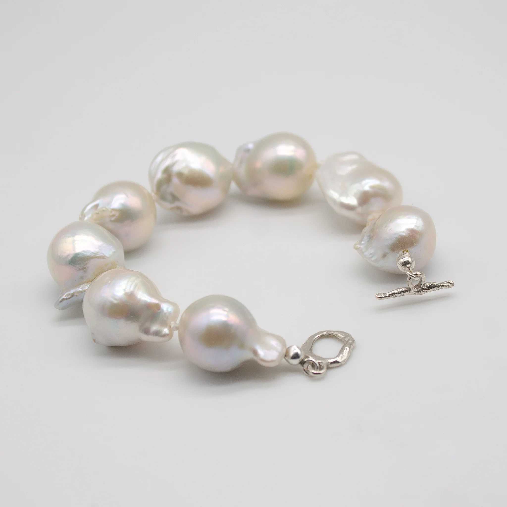 LISGARDEN // Armband mit großen Barockperlen & Verschluss in Silber