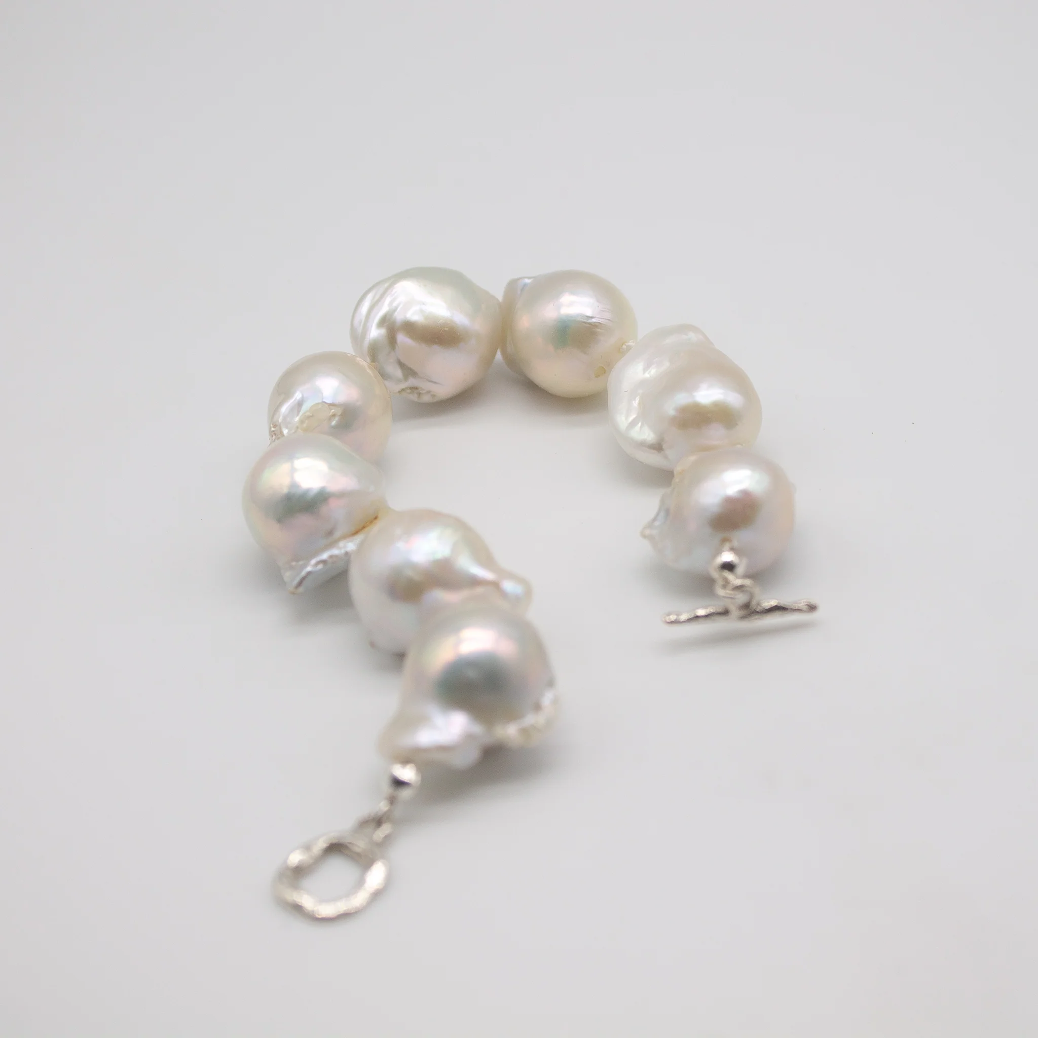 LISGARDEN // Armband mit großen Barockperlen & Verschluss in Silber - Image 6
