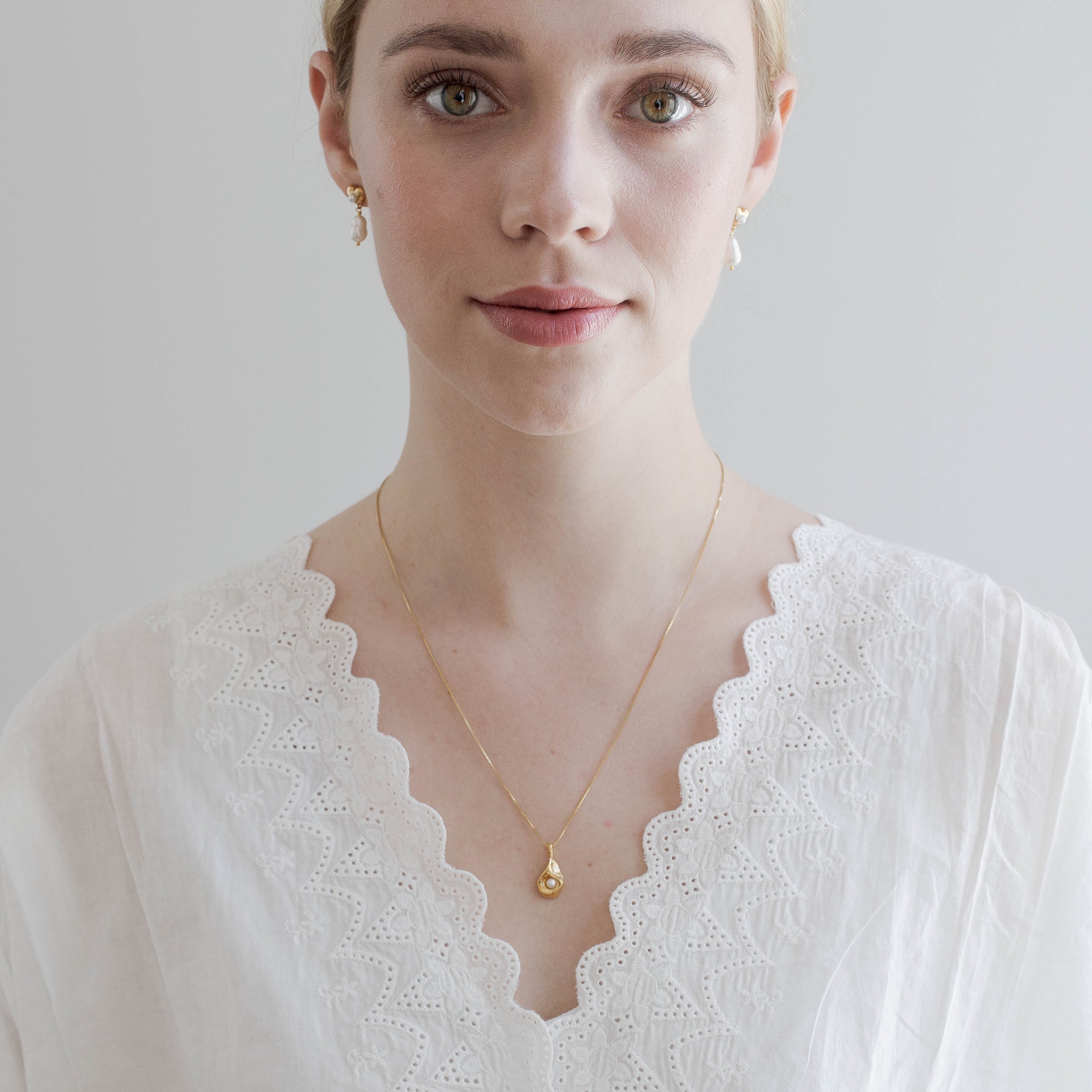 MYRA // Halskette mit Anhänger und zarter Perle - Image 5