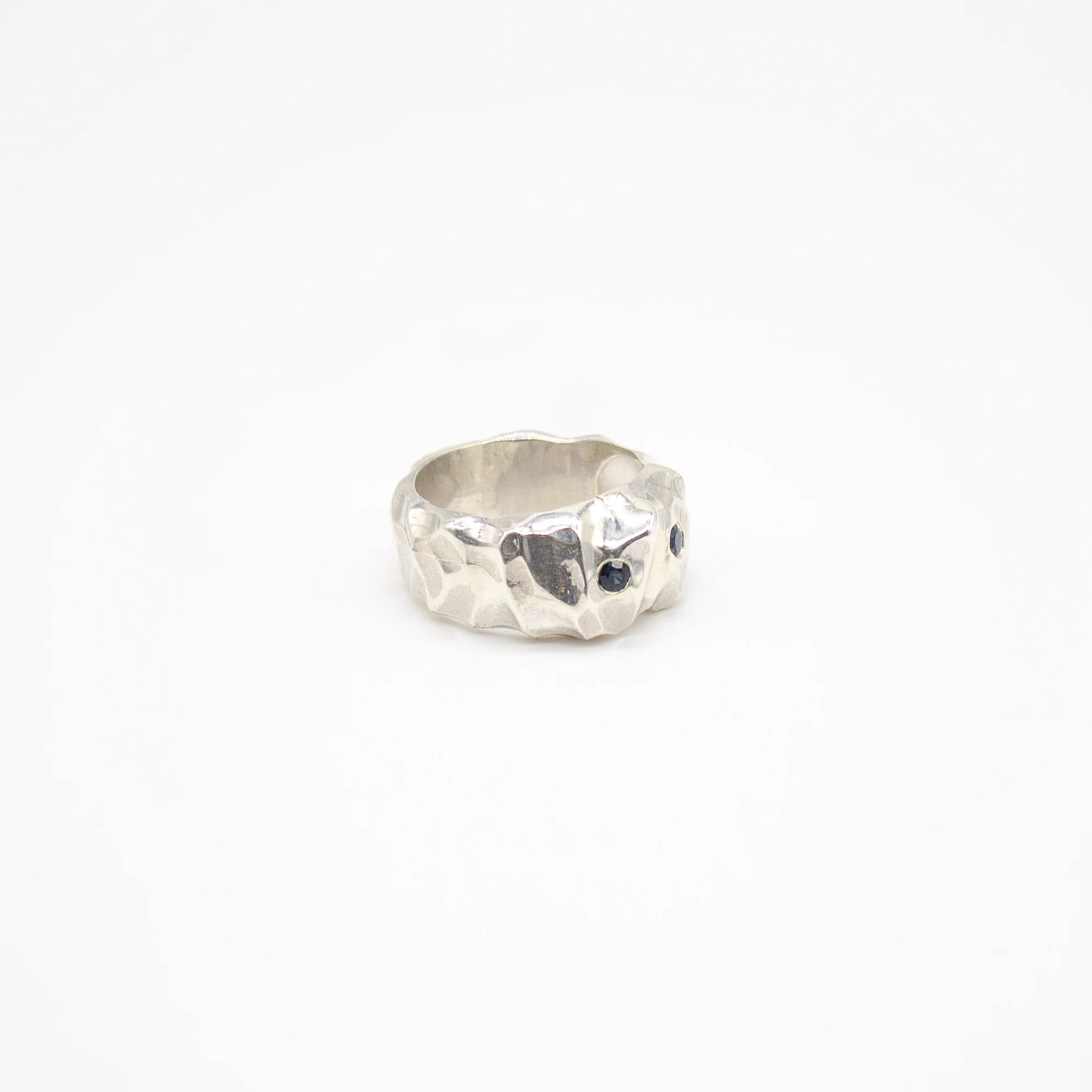 KVANNDAL // Statement-Ring mit Saphiren - Image 4