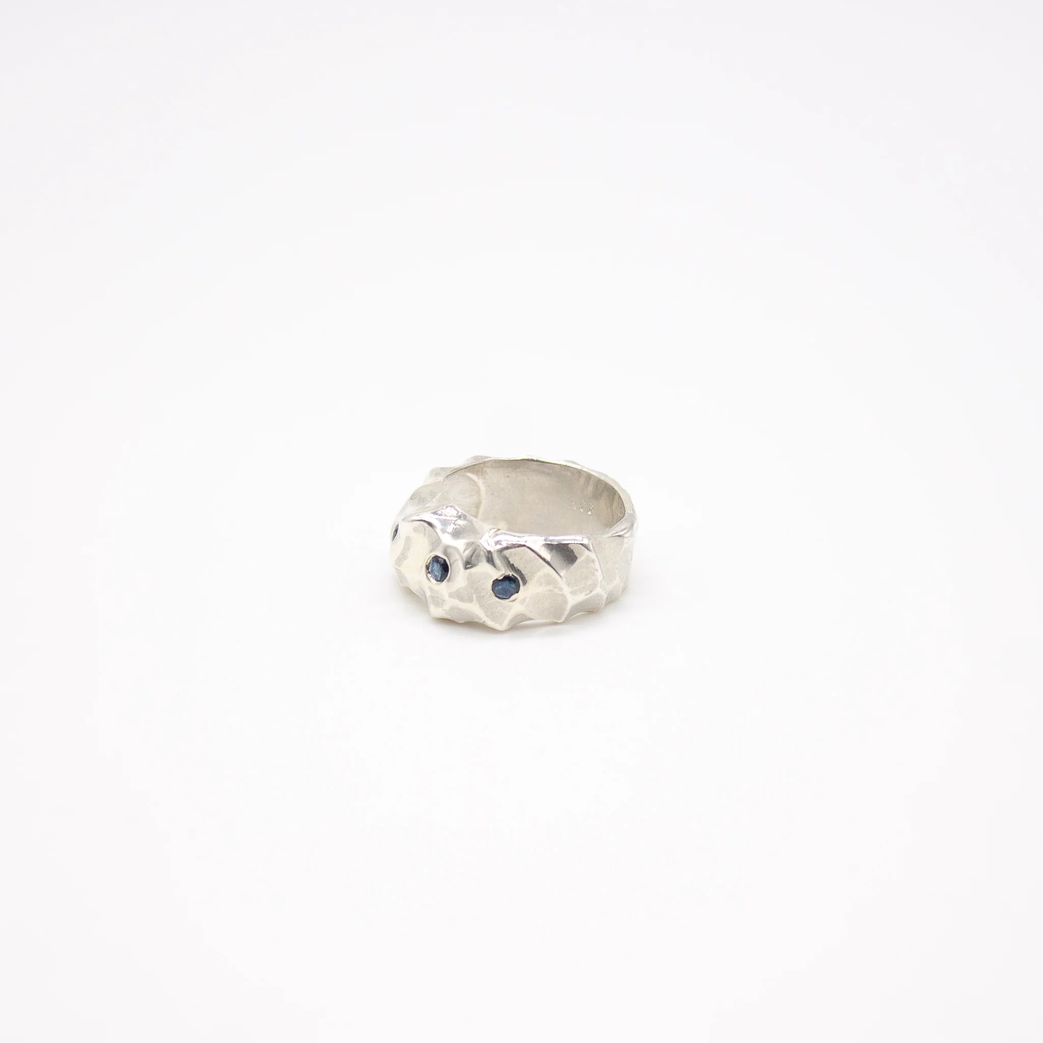 KVANNDAL // Statement-Ring mit Saphiren - Image 5