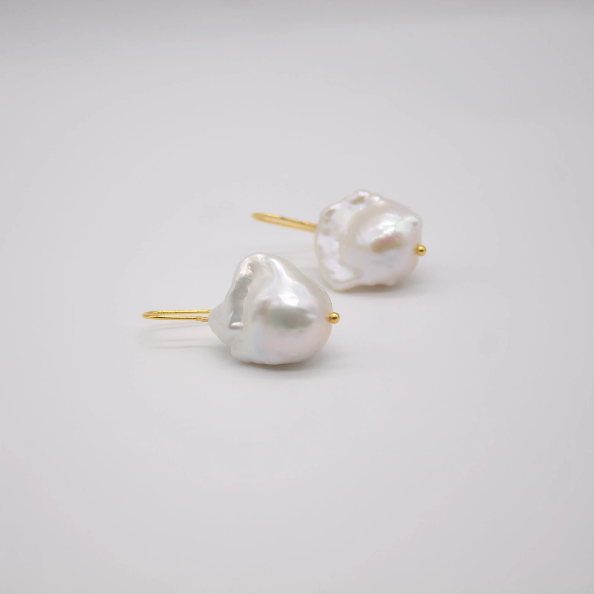 ROSENLUND // Ohrhaken mit Barockperlen - Image 3