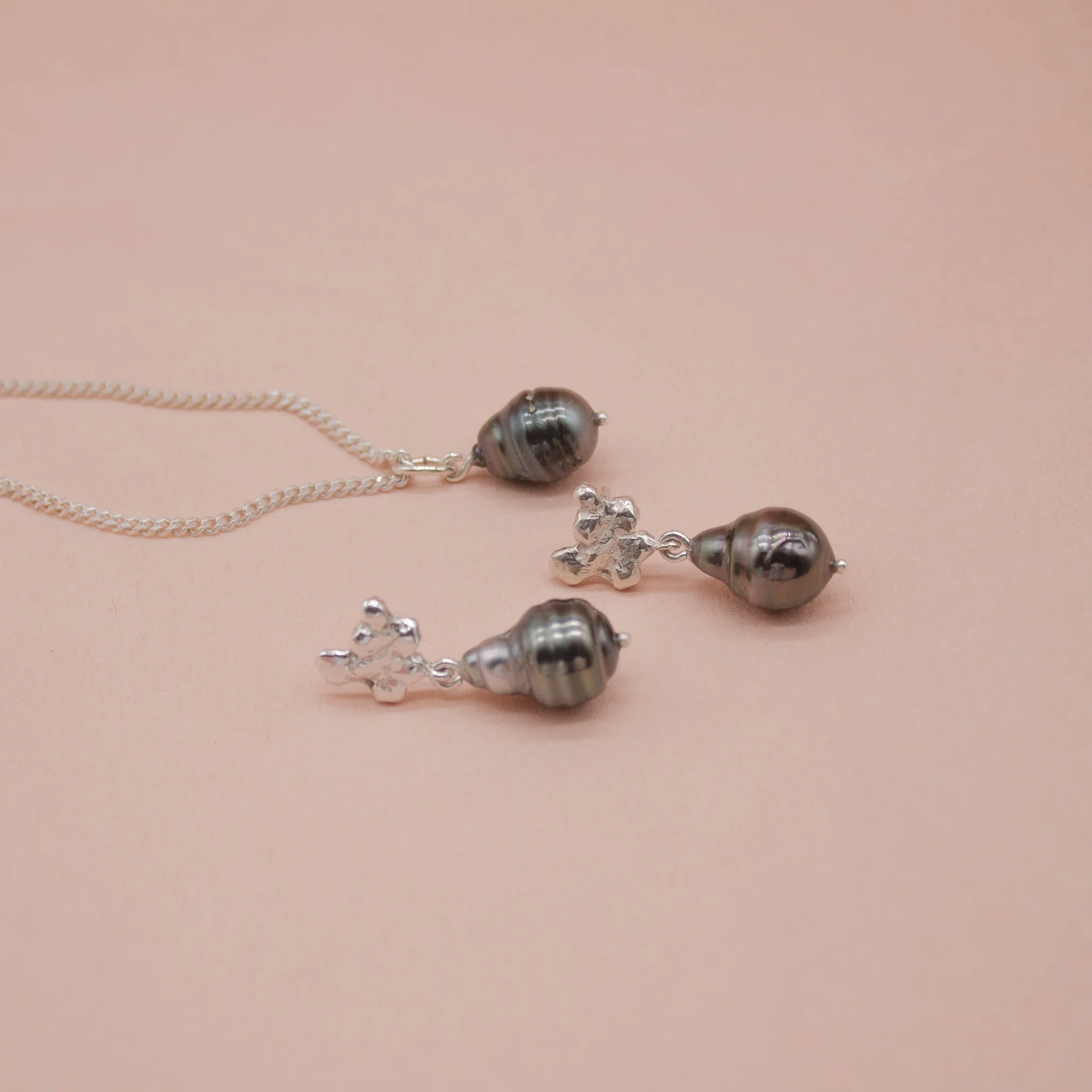 Schmuckset // FJELLSTRAND Midnight Ohrringe x NYTORP Halskette in Silber