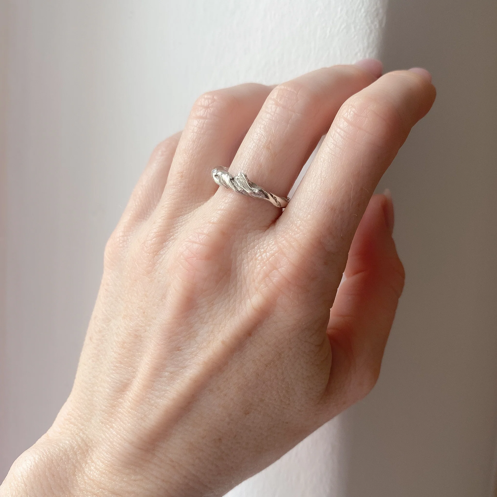 FEVIK // Ring mit organischem Twist - Image 3