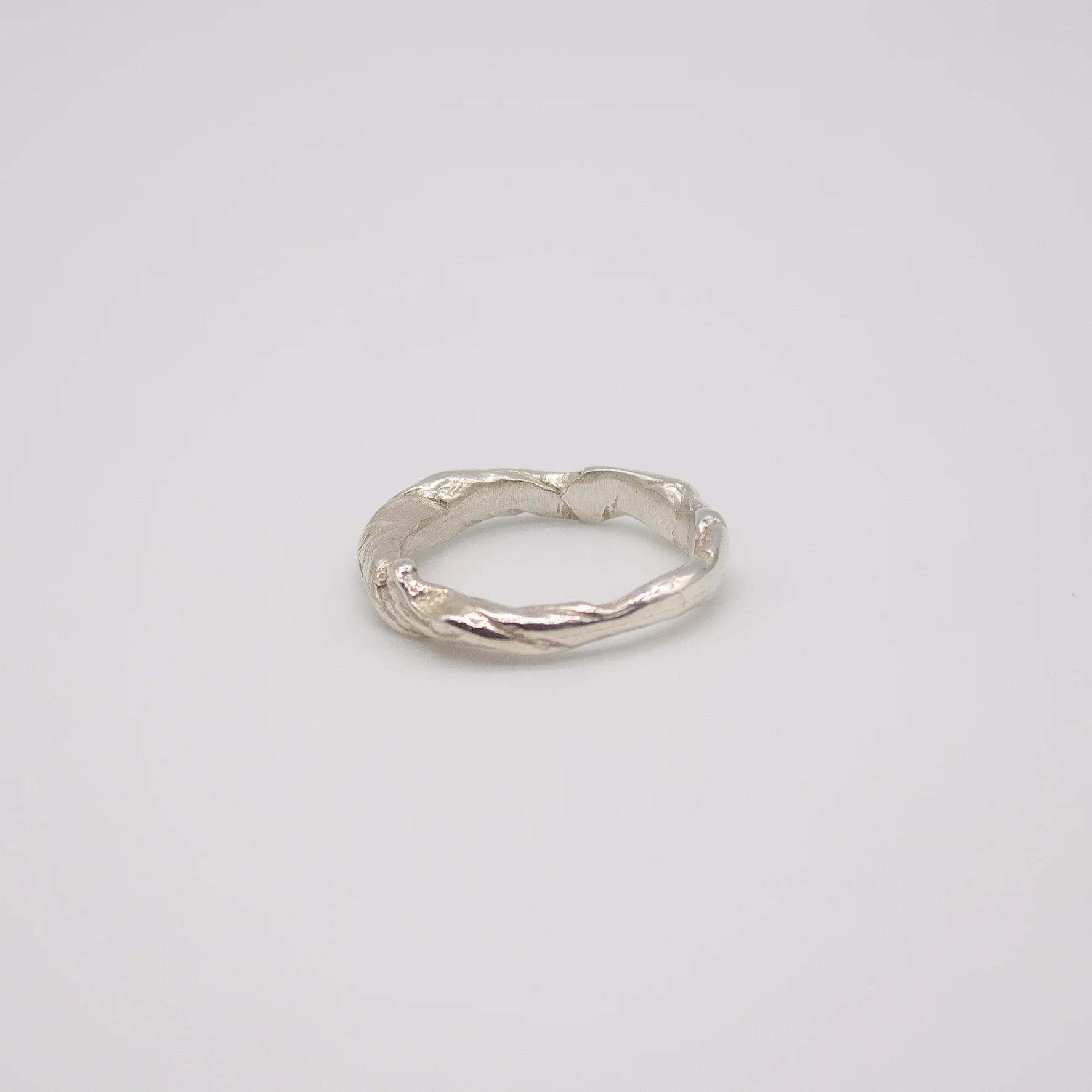 FEVIK // Ring mit organischem Twist - Image 5
